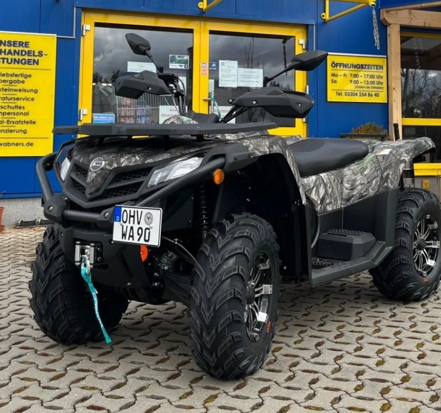 Fahrzeug mit Anbaugerät auf dem Hof