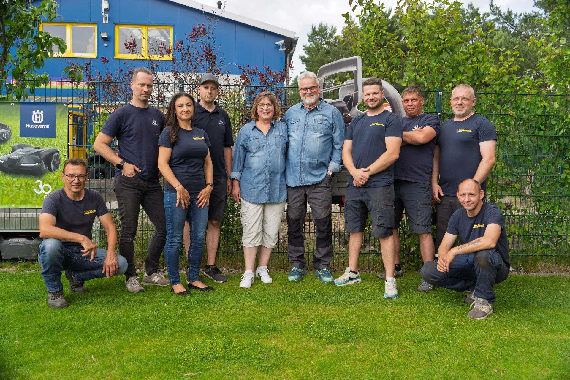 Das neunköpfige Team von Wabner´s Bautechnik vor der Firmenhalle